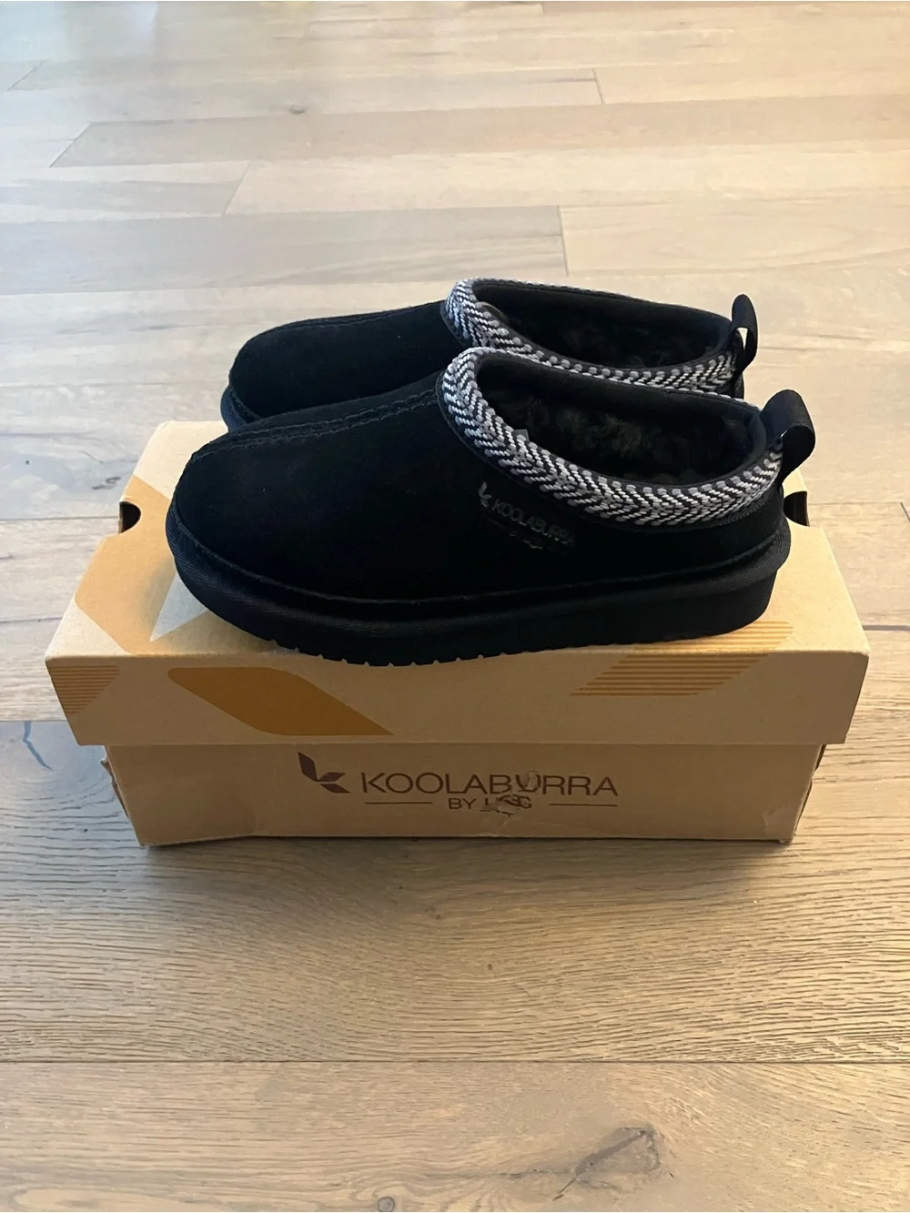 New KOOLABURRA Kids Burree Suede Black Slipper Shoes